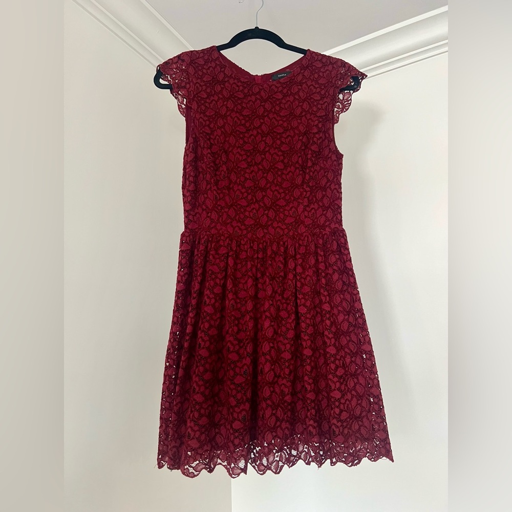 Aritzia Talula Belgravia Burgundy Lace Dress in Size 4
